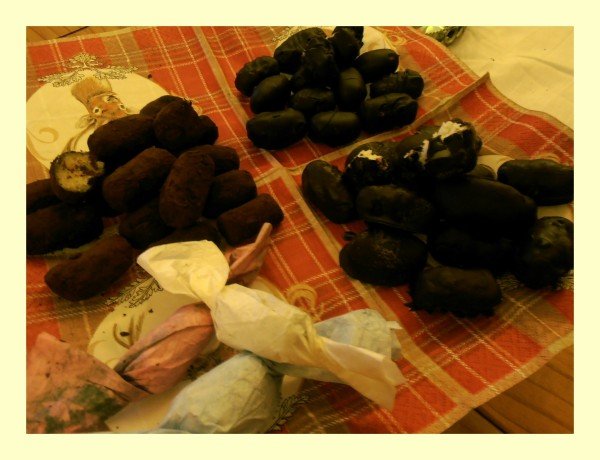 Nálunk merített papírból készült a csomagolás, így könnyedén a fához hangolhatjuk, ha fel szeretnénk tenni néhányat!