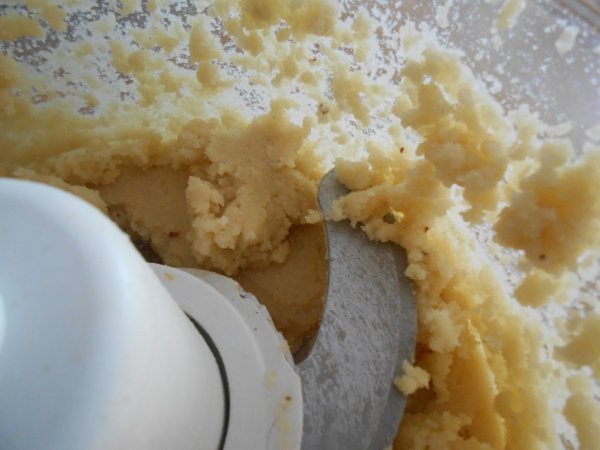 A mandulavaj elkészítése nagyon egyszerű, 15 dkg blansírozott mandulát s-késes robotgépben addig kell járatni, amíg vaj állagot kapunk. Ez kb. 12 perc.