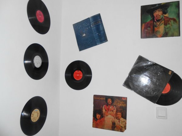 Jól megférnek Jimi Hendrix, az AC DC  és 