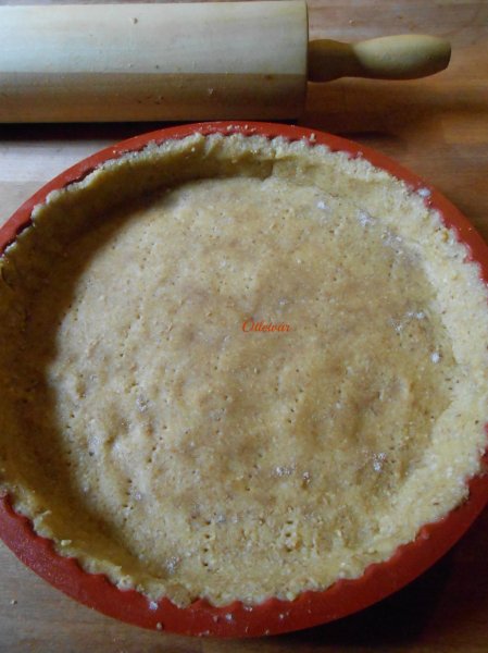 Az alját villával megszurkáljuk, és 1 tk útifű maghéj liszttel meghintjük, ez veszi fel a nedvességet.